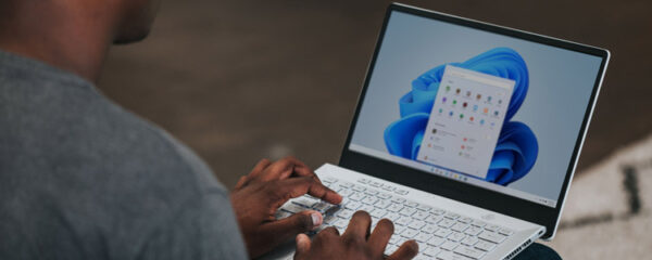 homme habillé en gris travaillant avec son ordinateur sur Microsoft Azure