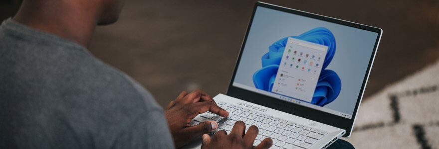 homme habillé en gris travaillant avec son ordinateur sur Microsoft Azure